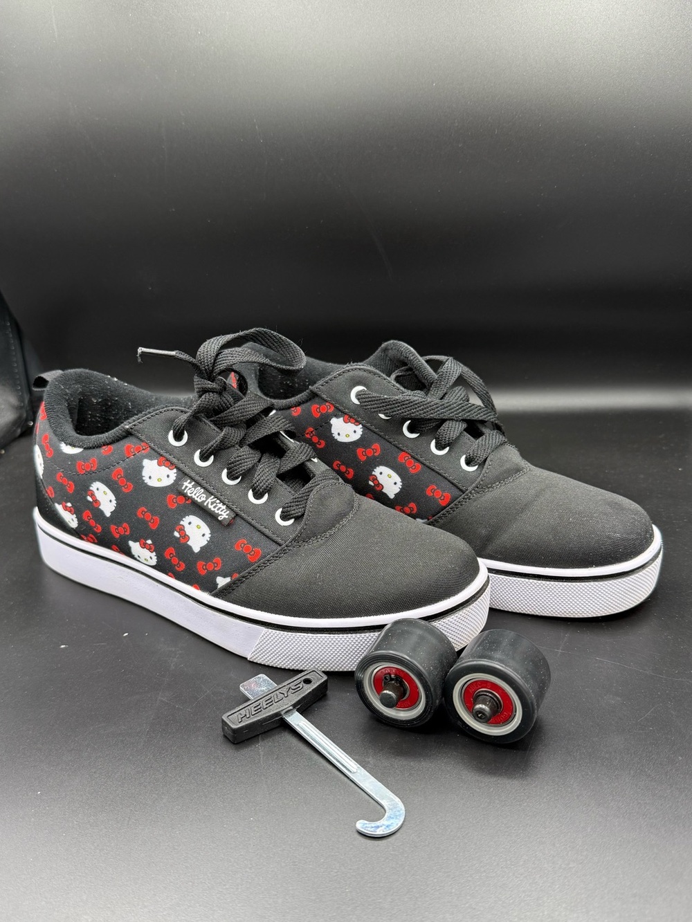 Hello Kitty Heelys Pro 20 Black Canvas Skate Shoes Red Bow Pattern Woman’s Sz 7